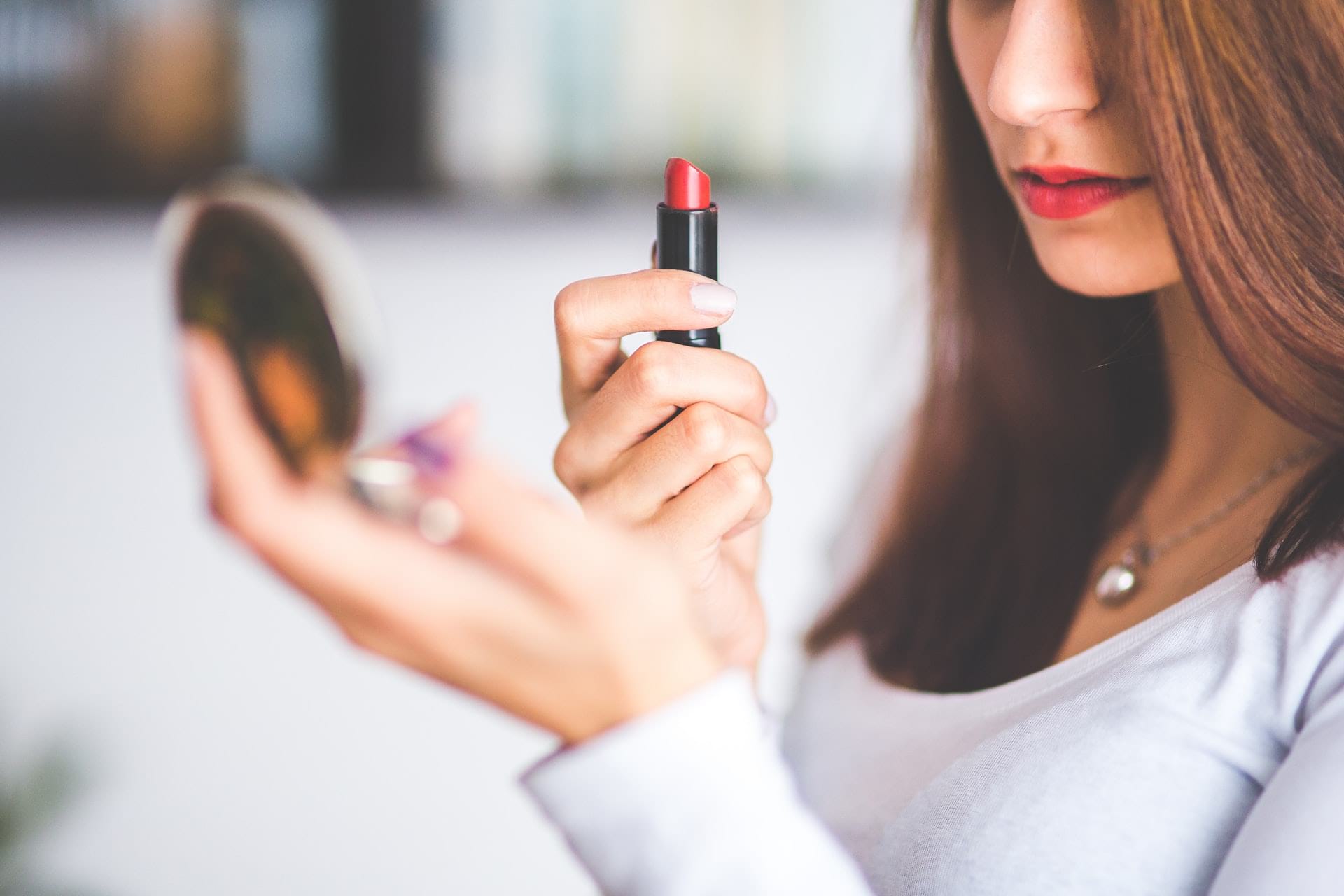 woman using some lipstick