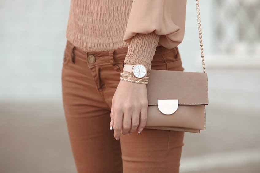 woman wearing a beige bag