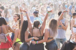5 Reasons to Attend a Rave Party When You Are Young